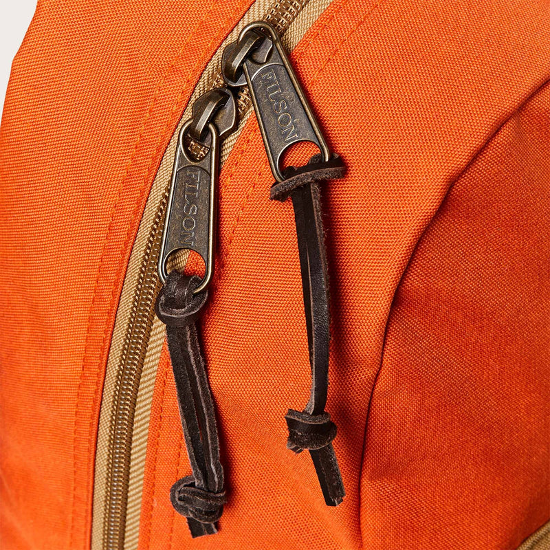 Surveyor 25l backpack par Filson | Dark tan flame (Orange)