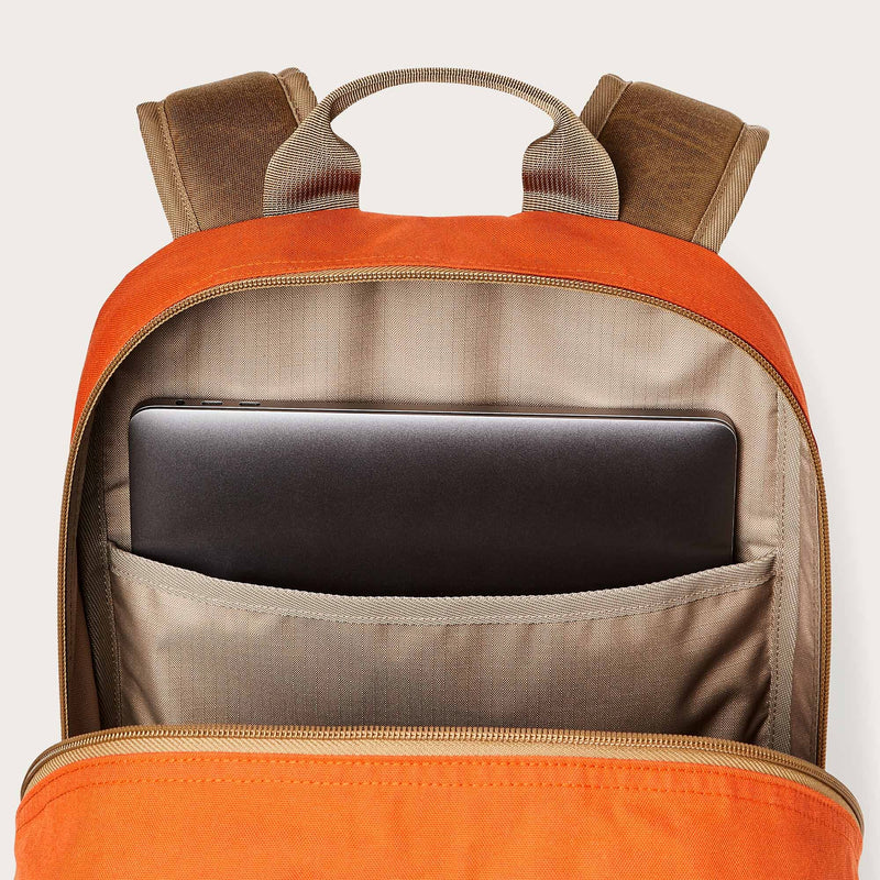 Surveyor 25l backpack par Filson | Dark tan flame (Orange)