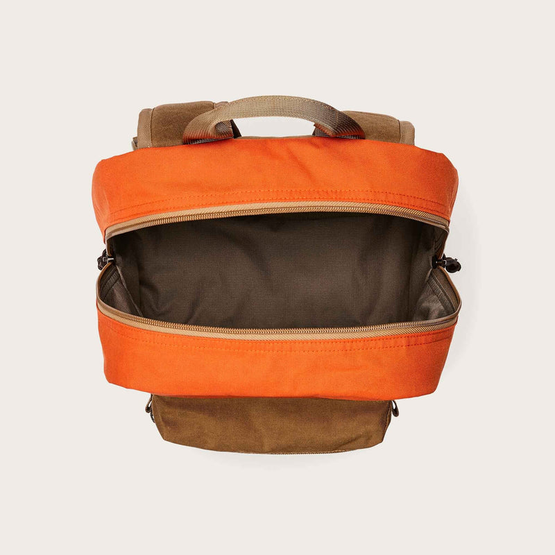 Surveyor 25l backpack par Filson | Dark tan flame (Orange)