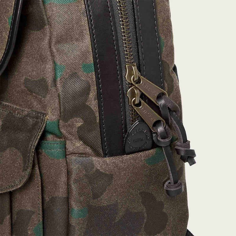 Large waxed rugged twill rucksack di Filson | Dark wax shrub camo (Grey)