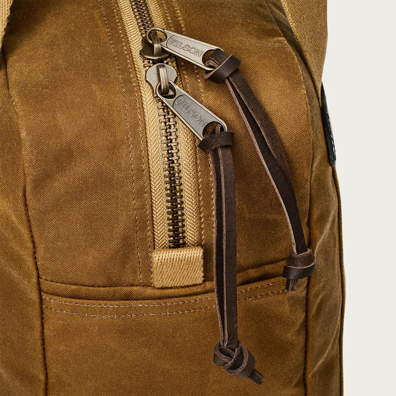 Tin cloth zipper tote bag di Filson | Dark tan (Brown)