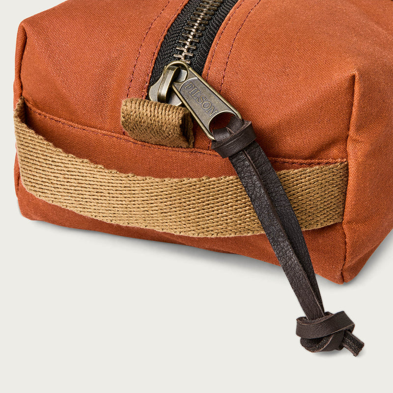 Tin cloth travel kit di Filson | Rust (Red)