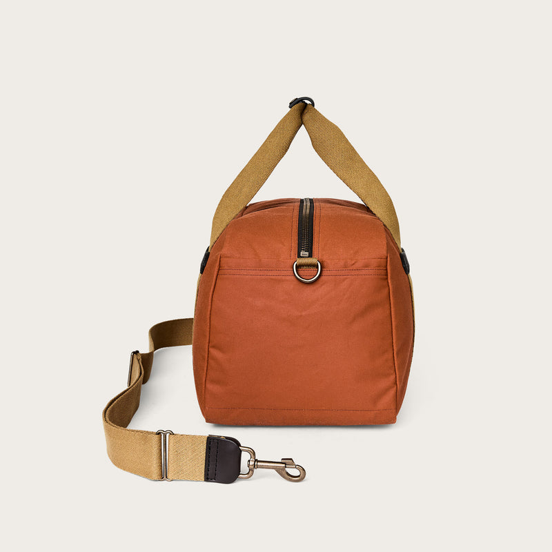 Tin cloth small duffle bag par Filson | Rust (Red)