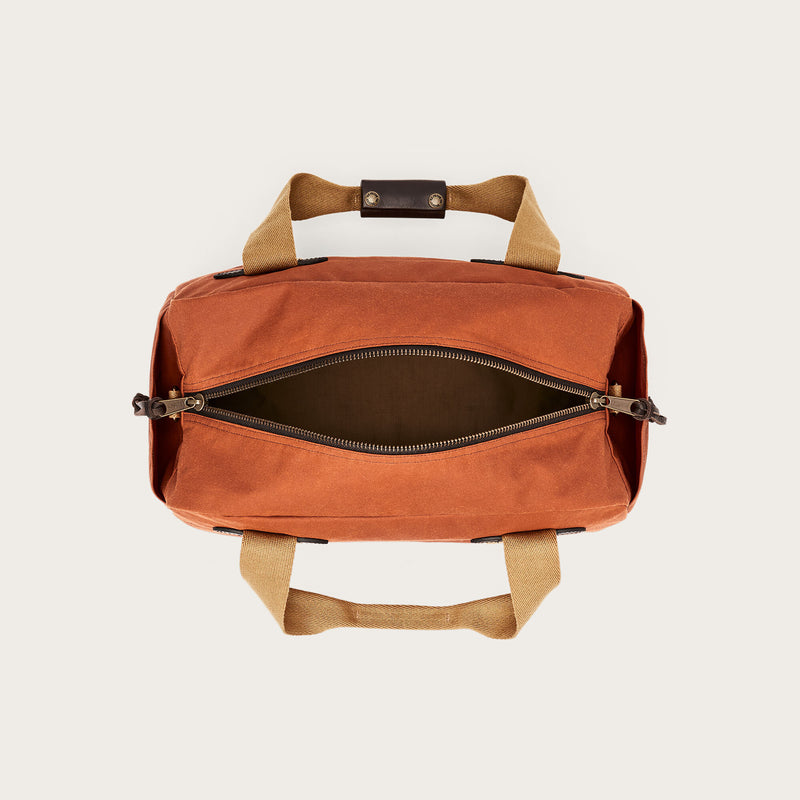 Tin cloth small duffle bag par Filson | Rust (Red)