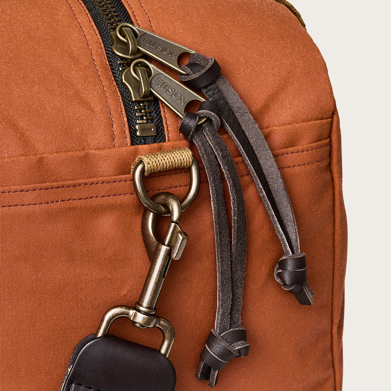 Tin cloth small duffle bag par Filson | Rust (Red)
