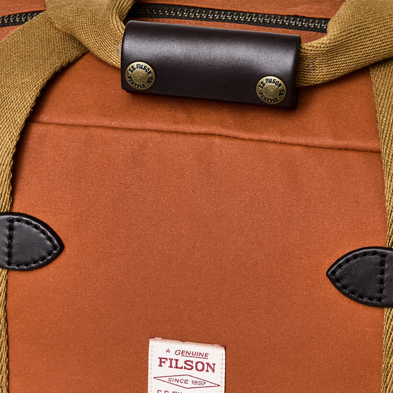 Tin cloth small duffle bag par Filson | Rust (Red)