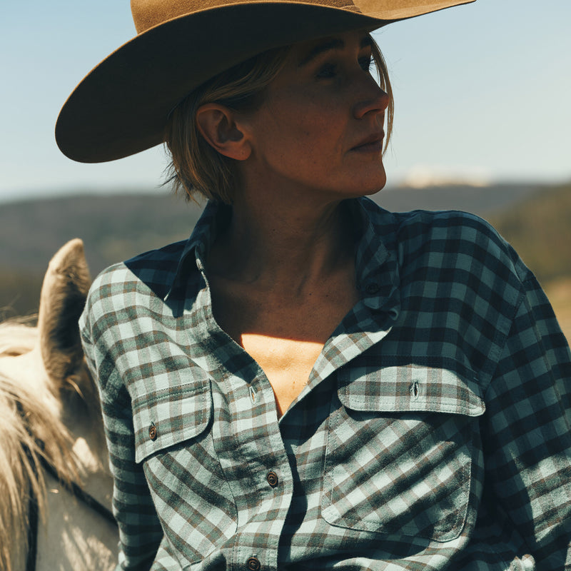 Chemise femme ourlet froncé par Filson | Blue / navy plaid (Blue)