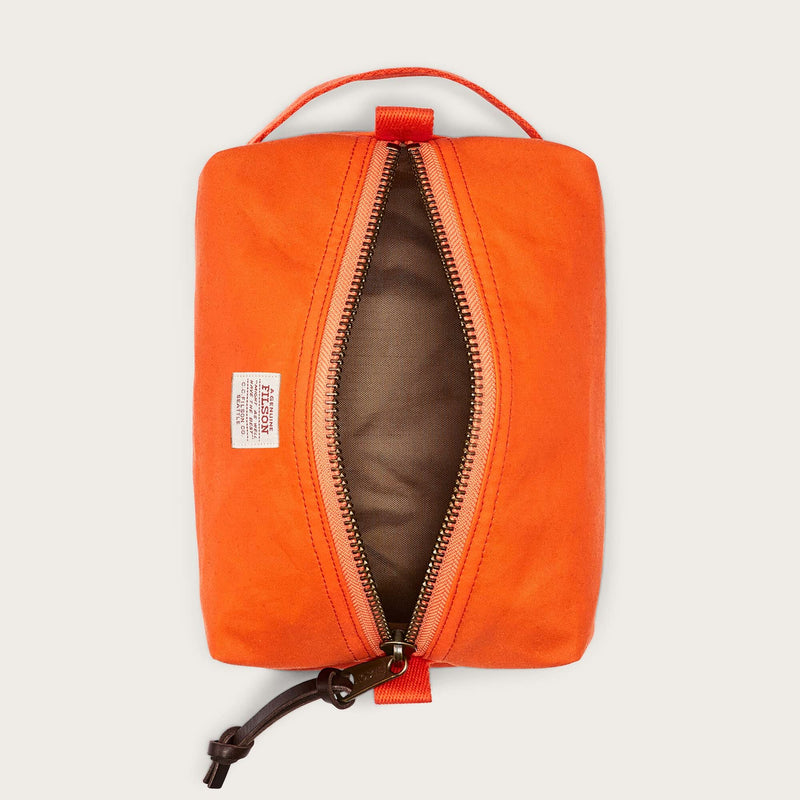 Tin cloth travel kit par Filson | Flame (Orange)