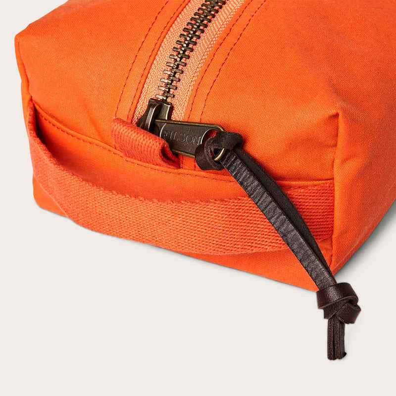 Tin cloth travel kit par Filson | Flame (Orange)