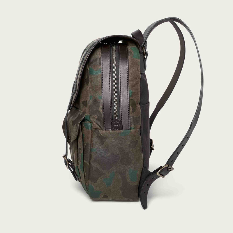 Large waxed rugged twill rucksack di Filson | Dark wax shrub camo (Gray)