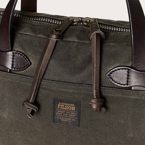 Tin cloth compact briefcase di Filson | Otter green (Green)