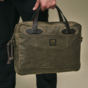 Tin cloth compact briefcase di Filson | Otter green (Green)