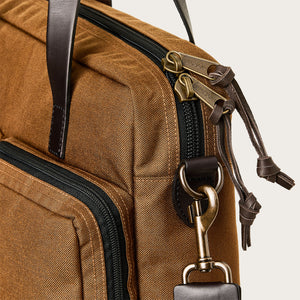 Dryden briefcase di Filson | Whiskey (Beige)