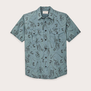 Short sleeve lightweight alaskan guide shirt von Filson | Blue / gray fly fishing print (Multicolor)