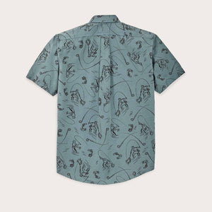 Short sleeve lightweight alaskan guide shirt von Filson | Blue / gray fly fishing print (Multicolor)