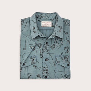 Short sleeve lightweight alaskan guide shirt von Filson | Blue / gray fly fishing print (Multicolor)