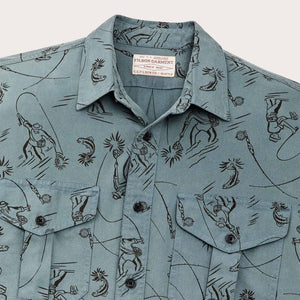 Short sleeve lightweight alaskan guide shirt von Filson | Blue / gray fly fishing print (Multicolor)