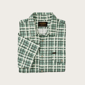 Chemise alaskan guide légère à manches courtes von Filson | Deep sea / speckle plaid (Green)