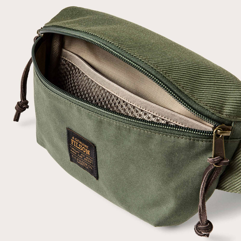 Surveyor crossbody pack di Filson | Service green (Green)