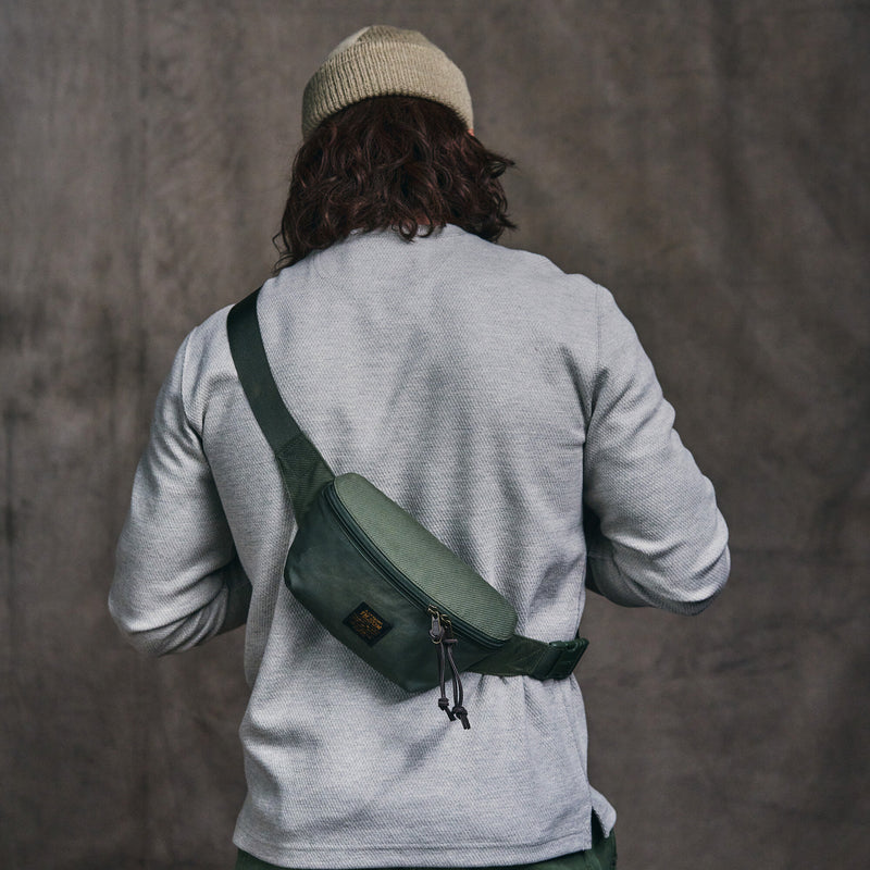 Surveyor crossbody pack di Filson | Service green (Green)