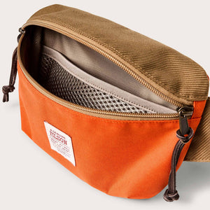 Surveyor crossbody pack von Filson | Dark tan flame (Orange)