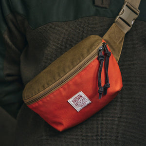 Surveyor crossbody pack von Filson | Dark tan flame (Orange)