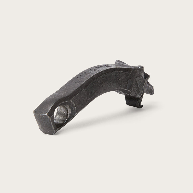 Howling wolf bottle opener di Filson | Steel (Silver)