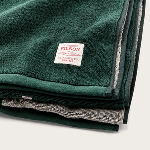Scenic filson towel von Filson | Spruce (Green)