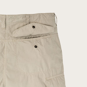 Tropical poplin cargo shorts von Filson | Dried sage (White)