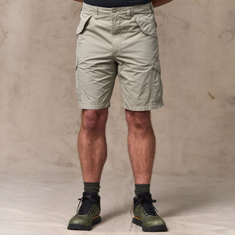 Tropical poplin cargo shorts von Filson | Dried sage (White)