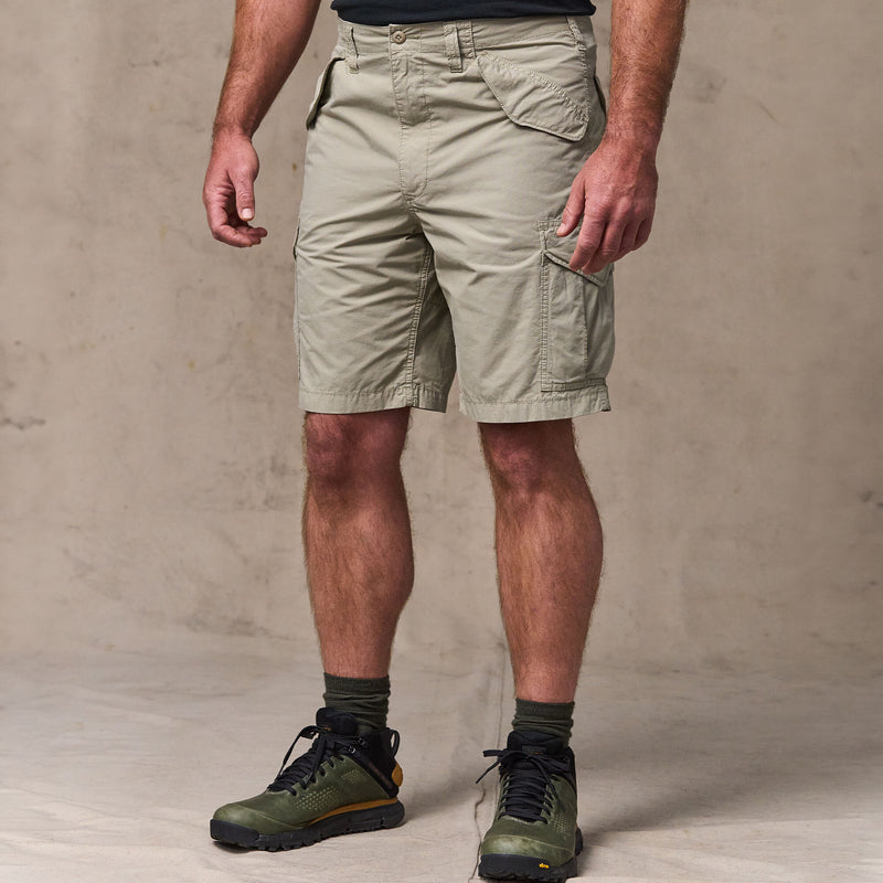 Tropical poplin cargo shorts von Filson | Dried sage (White)