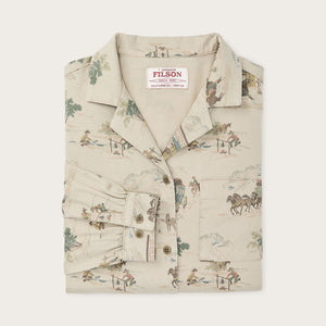 Women's long sleeve twill camp shirt von Filson | Desert green / print (Beige)