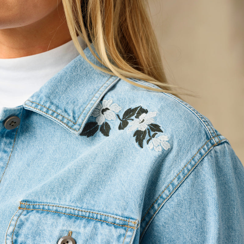 Women's embroidered denim shirt von Filson | Pale indigo (Blue)