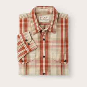 Filson's washed feather cloth shirt di Filson | River rock faded red (Red)