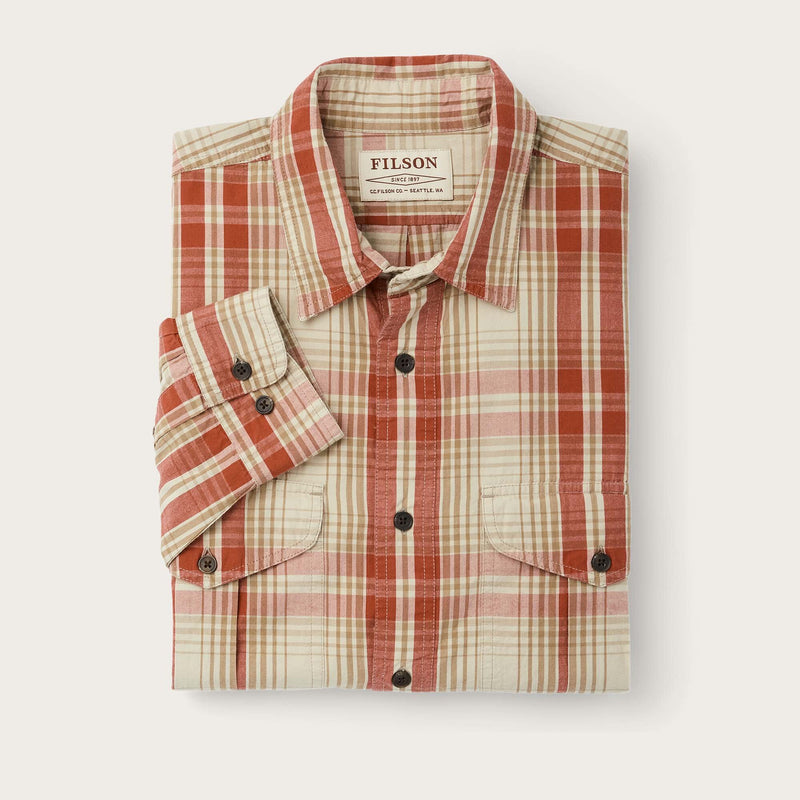 Filson's washed feather cloth shirt di Filson | River rock faded red (Red)
