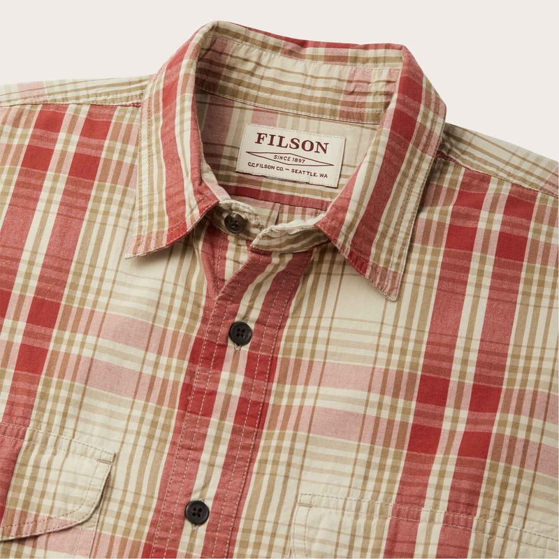 Filson's washed feather cloth shirt di Filson | River rock faded red (Red)