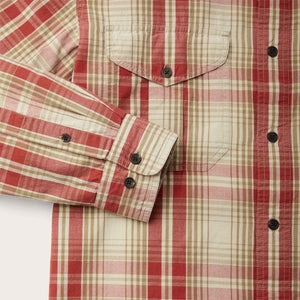 Filson's washed feather cloth shirt di Filson | River rock faded red (Red)