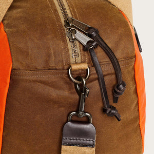 Small tin cloth duffle bag von Filson | Dark tan / flame (Orange)