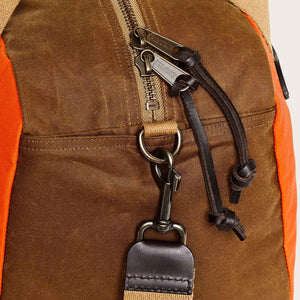 Small tin cloth duffle bag von Filson | Dark tan / flame (Orange)