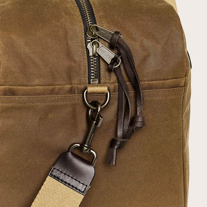 Medium tin cloth duffle bag von Filson | Dark tan (Beige)