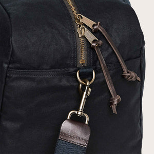 Medium tin cloth duffle bag von Filson | Navy (Blue)