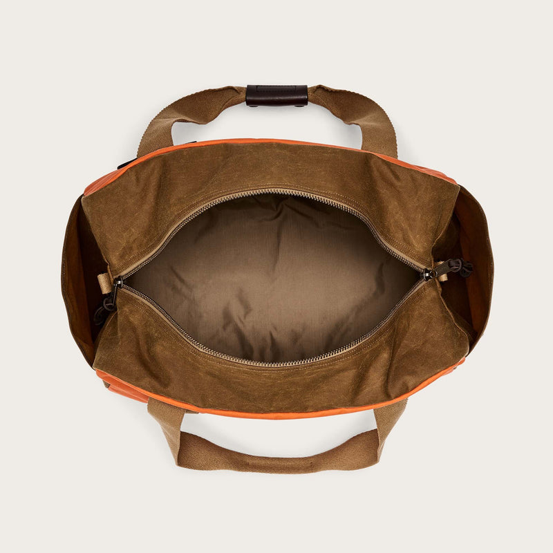 Medium tin cloth duffle bag von Filson | Dark tan / flame (Orange)