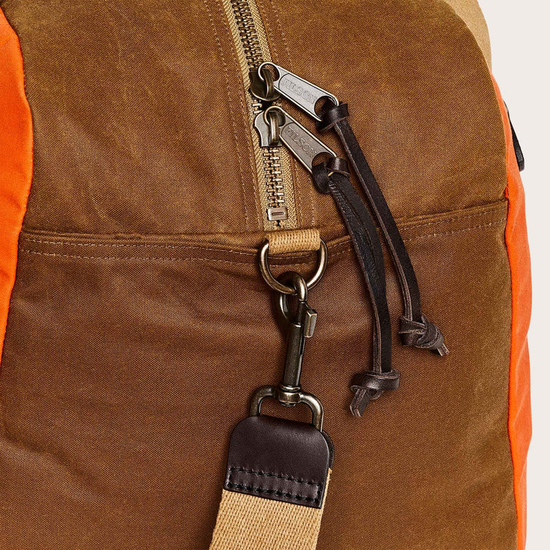 Medium tin cloth duffle bag von Filson | Dark tan / flame (Orange)