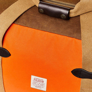 Medium tin cloth duffle bag von Filson | Dark tan / flame (Orange)