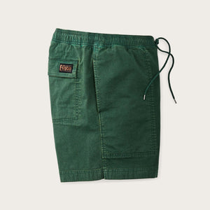 Granite mountain pull on shorts di Filson | Pine needle (Green)