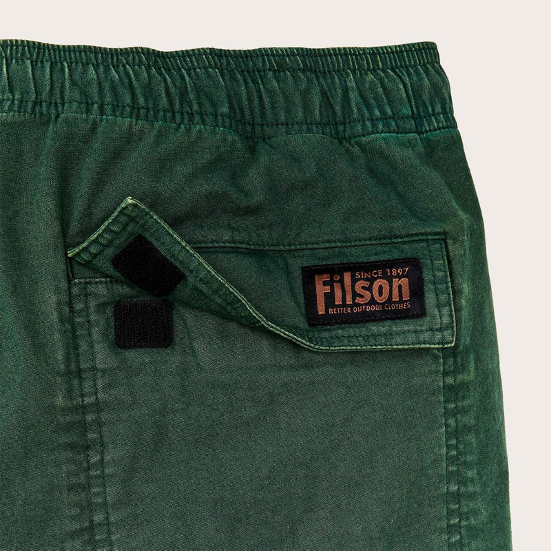 Granite mountain pull on shorts di Filson | Pine needle (Green)